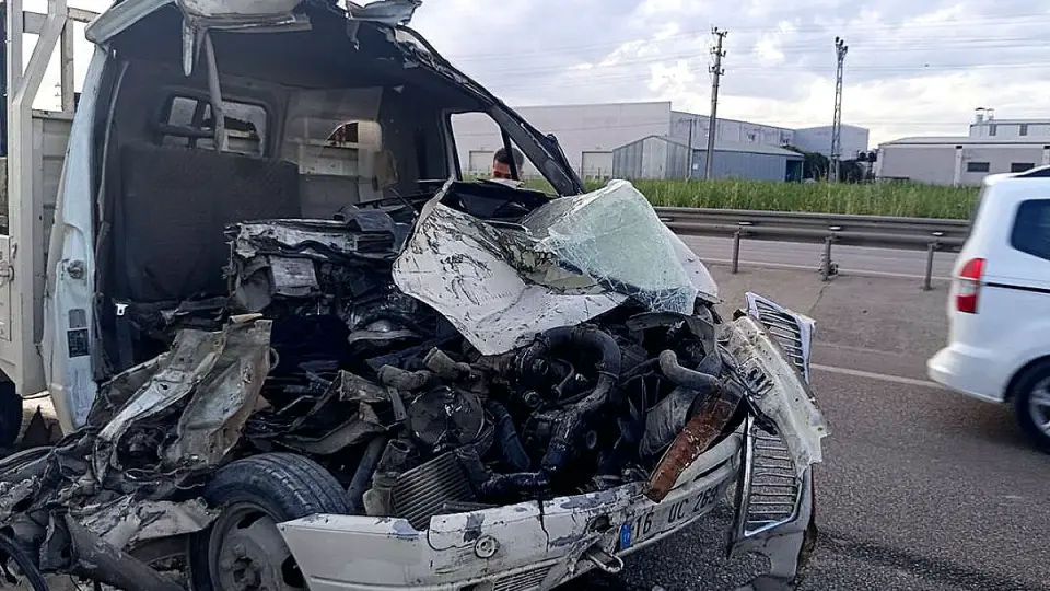 Karacabey'de Kamyonet TIR'a Arkadan Çarptı: 1 Ölü, 1 Yaralı
