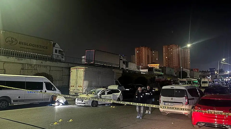 Küçükçekmece'de Dur İhtarına Uymayan Otomobil Kovalamacası: 1 Polis Memuru Yaralandı