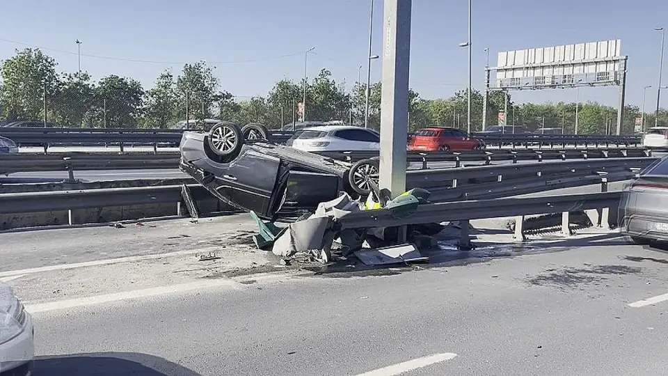 Küçükçekmece'de Trafik Kazası: Otomobil Takla Attı