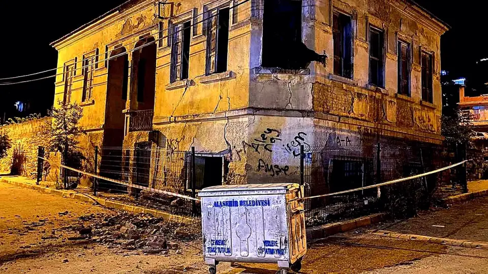 Manisa'da Tarihi Binanın Çatısı ve Duvarları Çöktü