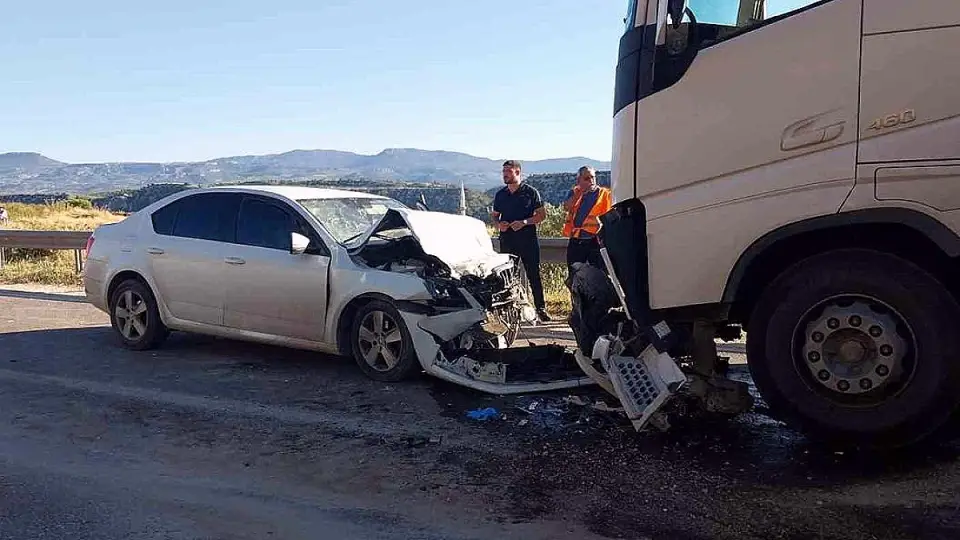Mersin'de Trafik Kazası: Anne ve Kızı Hayatını Kaybetti, Baba Ağır Yaralandı