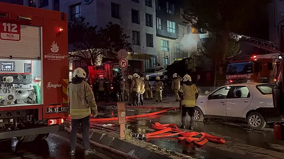 Motosiklette Çıkan Yangın 4 Katlı Binayı Sardı
