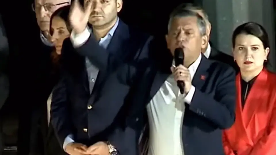 Özgür Özel: 'Bu binadayım, hiçbir yere gitmiyorum'
