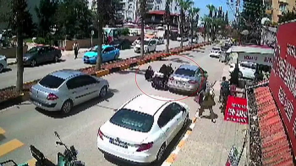 Park Halindeki Araca Çarpan Mopedden Yere Savrulan 2 Kişi, Sürücünün Dikkatli Müdahalesiyle Ezilmekten Kurtuldu