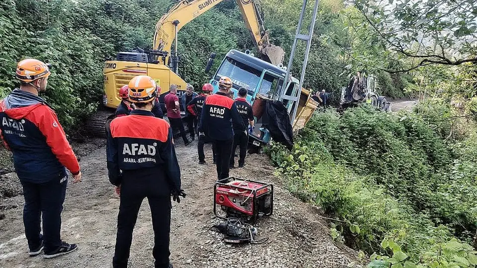 Rize'de Geriye Kayın Kamyondan Atlayan Sürücü Hayatını Kaybetti
