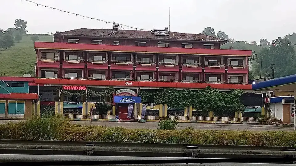Sakarya'daki Otelde Silahlı Çatışma: İki Kişi Hayatını Kaybetti, Bir Kişi Ağır Yaralandı