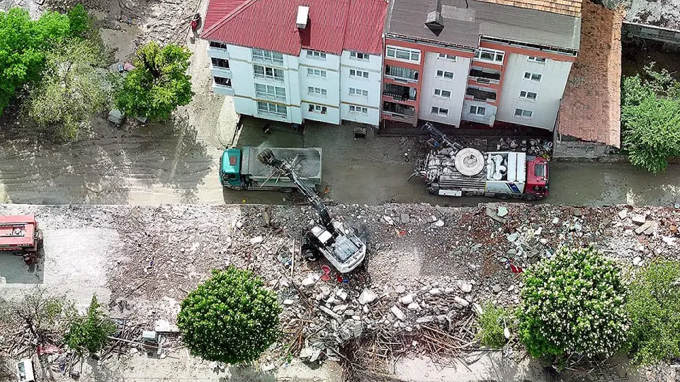 Selde Kepçesiyle 30'dan Fazla Kişiyi Kurtaran Operatörün Kahramanlığı