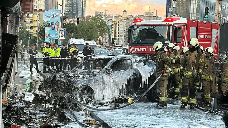 Şişli'de İş Yerine Giren Otomobil Yangın Çıkardı: 2 Yaralı