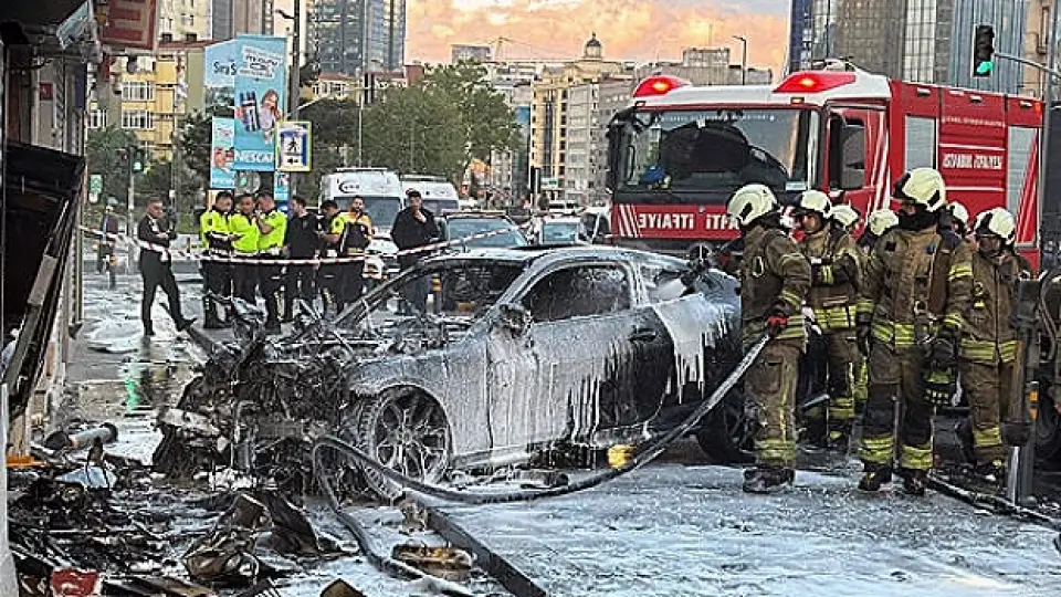 Şişli'de İş Yerine Giren Otomobil Yangın Çıkardı