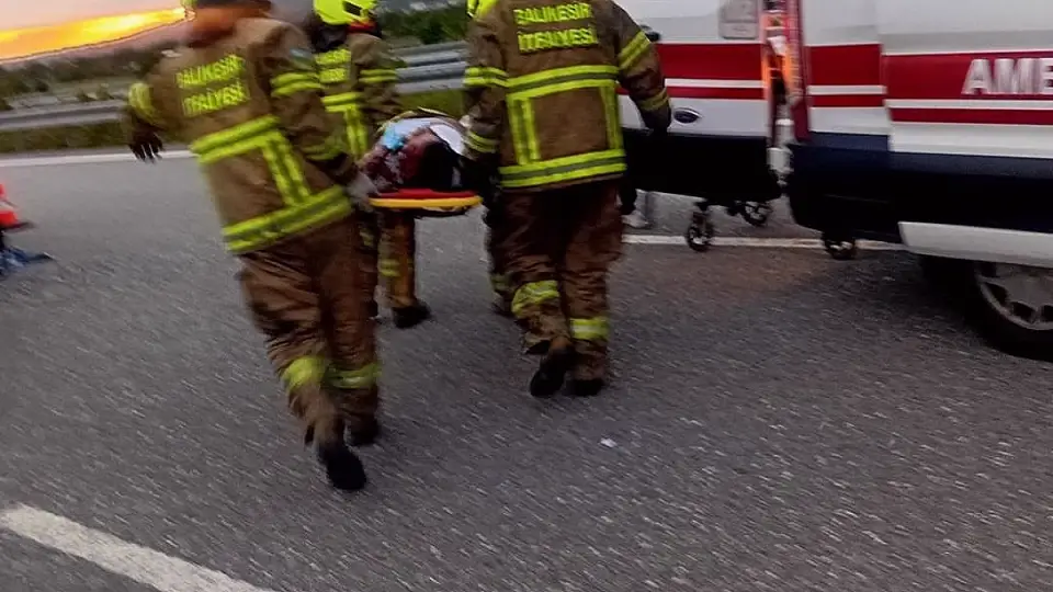 Susurluk'ta Yolcu Otobüsü Refüje Çarparak Devrildi: 36 Yaralı