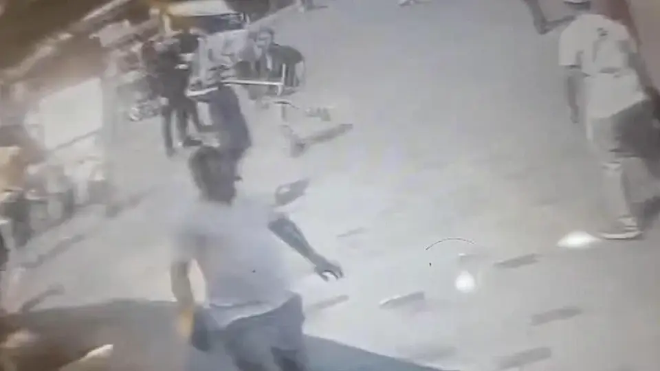 Taksim'de Kazmalı Saldırı: Esnaf Tekme Tokat Dövüldü
