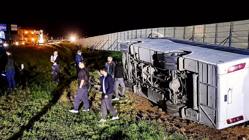 Taraftarları Taşıyan Midibüs Devrildi: 25 Yaralı