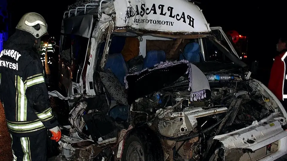 Tarım işçilerini taşıyan minibüs TIR'a çarptı: 9 yaralı taburcu edildi