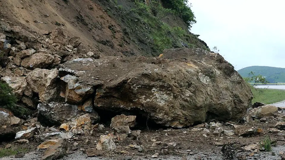 Tokat-Çat kara yolu heyelan nedeniyle ulaşıma kapandı