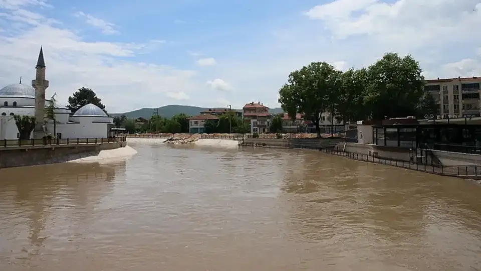 Tokat'ın Turhal İlçesinde Yeşilırmak Taşkın Riski Nedeniyle Tahliyeler Başladı, Eğitime Ara Verildi