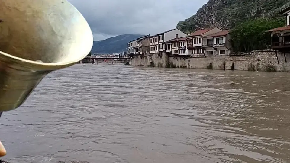 Yeşilırmak'ta Sel ve Taşkın Alarmı: Tokat ve Amasya'da Okullar Tatil Edildi