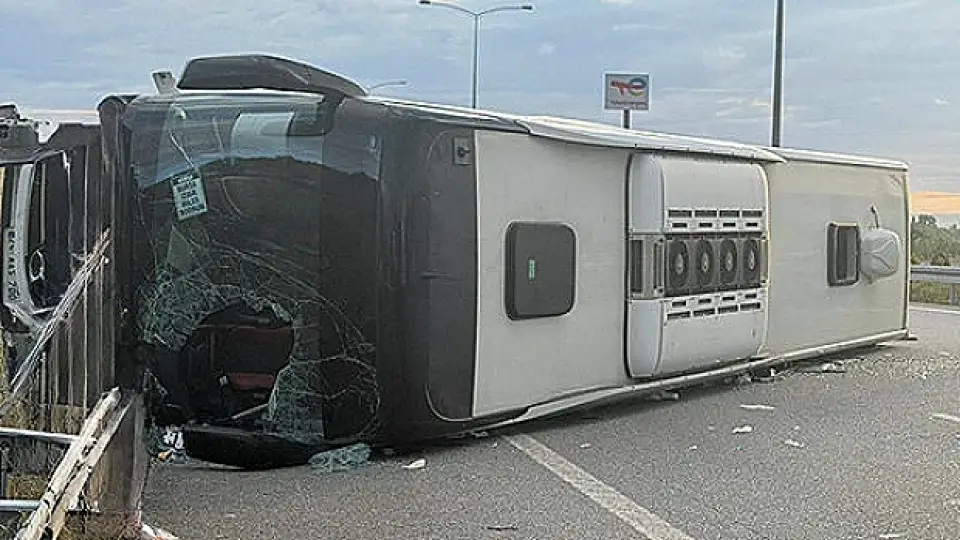 Yolcu Otobüsü Kontrolden Çıkarak Devrildi: 25 Yaralı