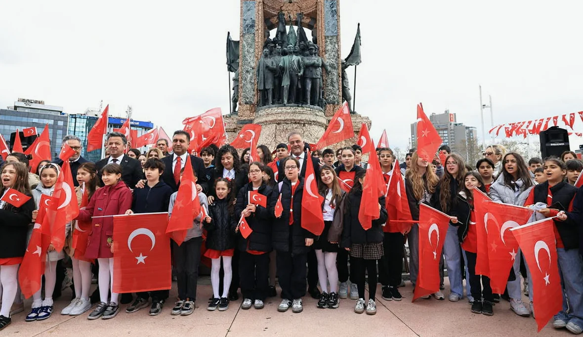 İBB Başkanvekili Nuri Aslan, 23 Nisan'da koltuğunu ilkokul öğrencisi Zeynep Mira Örs'e devretti
