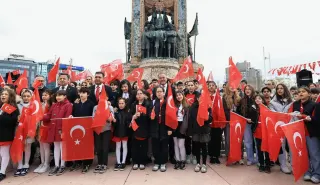 İBB Başkanvekili Nuri Aslan, 23 Nisan'da koltuğunu ilkokul öğrencisi Zeynep Mira Örs'e devretti