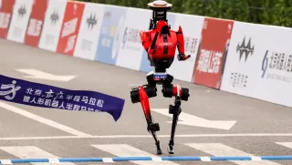 İnsansı Robot 'Lightning' Yarı Maraton Dünya Rekorunu Kırdı