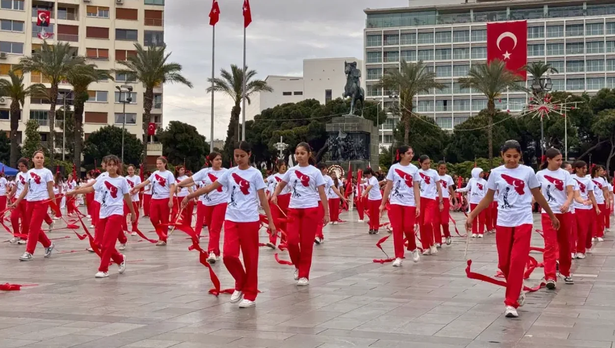 İzmir'de 23 Nisan Ulusal Egemenlik ve Çocuk Bayramı Kutlandı