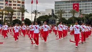 İzmir'de 23 Nisan Ulusal Egemenlik ve Çocuk Bayramı Kutlandı