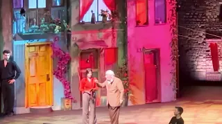 Müjdat Gezen Sahnede Rahatsızlanarak Hastaneye Kaldırıldı