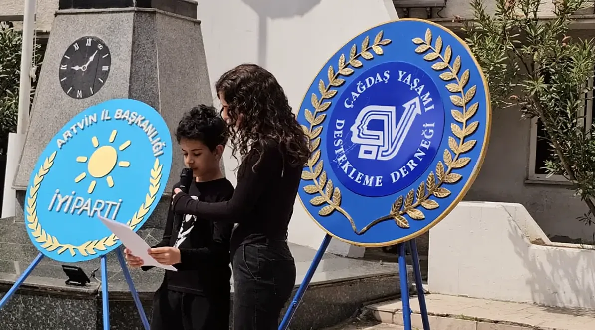 Ortaokul Öğrencisinden Duygusal 23 Nisan Konuşması: 'Korkuyoruz Atam, Bizi Koruyamayan Büyükleri Şikayet Ediyorum'