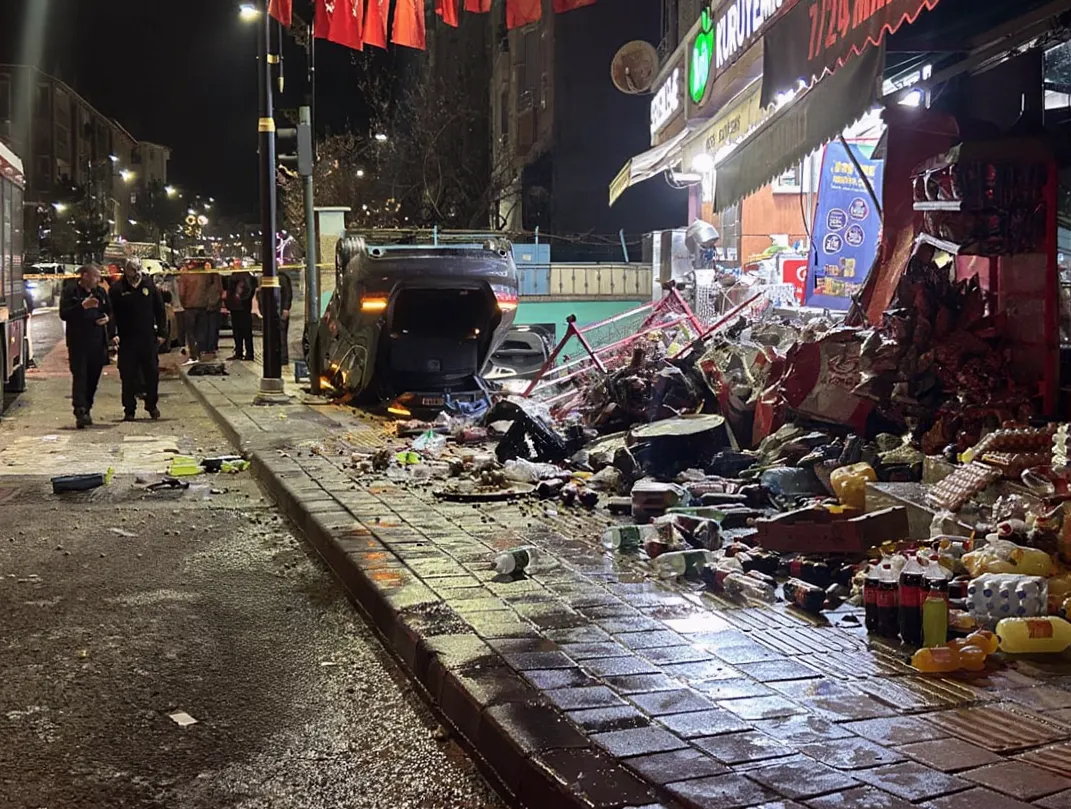 Otomobil markete çarptıktan sonra devrildi