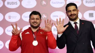 Rıza Kayaalp, Avrupa Şampiyonası'nda Rekor Kırdı