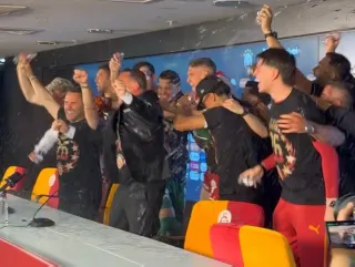 Galatasaraylı Futbolcular Teknik Direktör Okan Buruk'a Basın Toplantısında Sürpriz Ziyaret