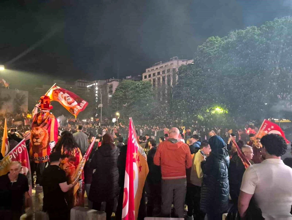 Galatasaray'ın 26. Şampiyonluğu Taraftarlarca Coşkuyla Kutlandı