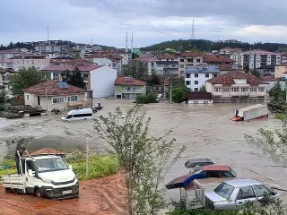 5 İlde Sağanak Etkili Oldu, Bodrum Katları ve Araçlar Sular Altında Kaldı