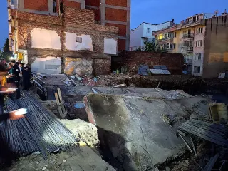 Balıkesir'de Temel Kazısı Sırasında 3 Katlı Bina Yıkıldı