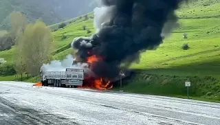 Bitlis'te Çarpışan 2 TIR Alev Aldı: 2 Ölü