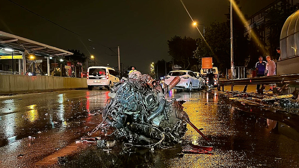 Bursa'da Trafik Kazası: Otomobilin Motoru Koptu, 2 Yaralı