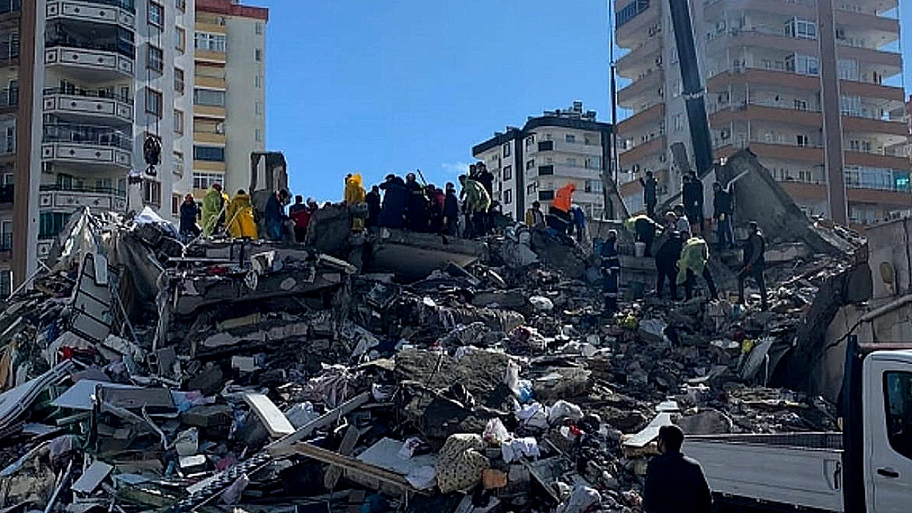 Depremde Yıkılan Sitede Kamu Görevlileri İçin 'Kusursuz' Raporu Tepki Çekti