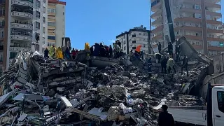 Depremde Yıkılan Sitede Kamu Görevlileri İçin 'Kusursuz' Raporu Tepki Çekti