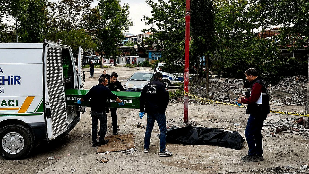 Elektrik direğinden düşen hurdacı hayatını kaybetti