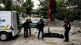 Elektrik direğinden düşen hurdacı hayatını kaybetti