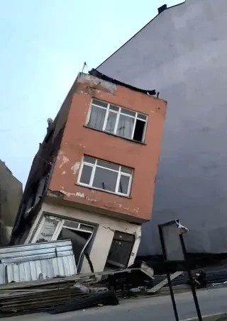 Erdek'te İnşaat Kazısı Nedeniyle Hasar Gören Bina Yıkıldı