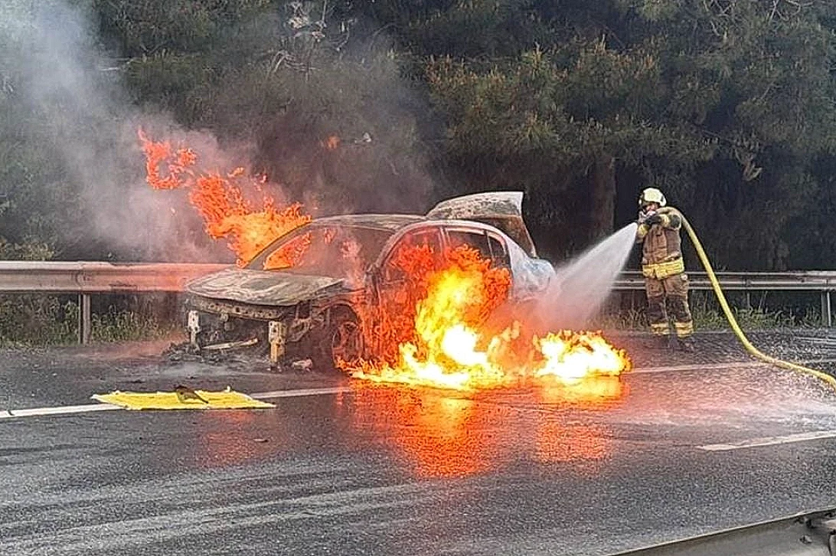 Esenyurt'ta Seyir Halindeki Otomobilde Yangın Çıktı