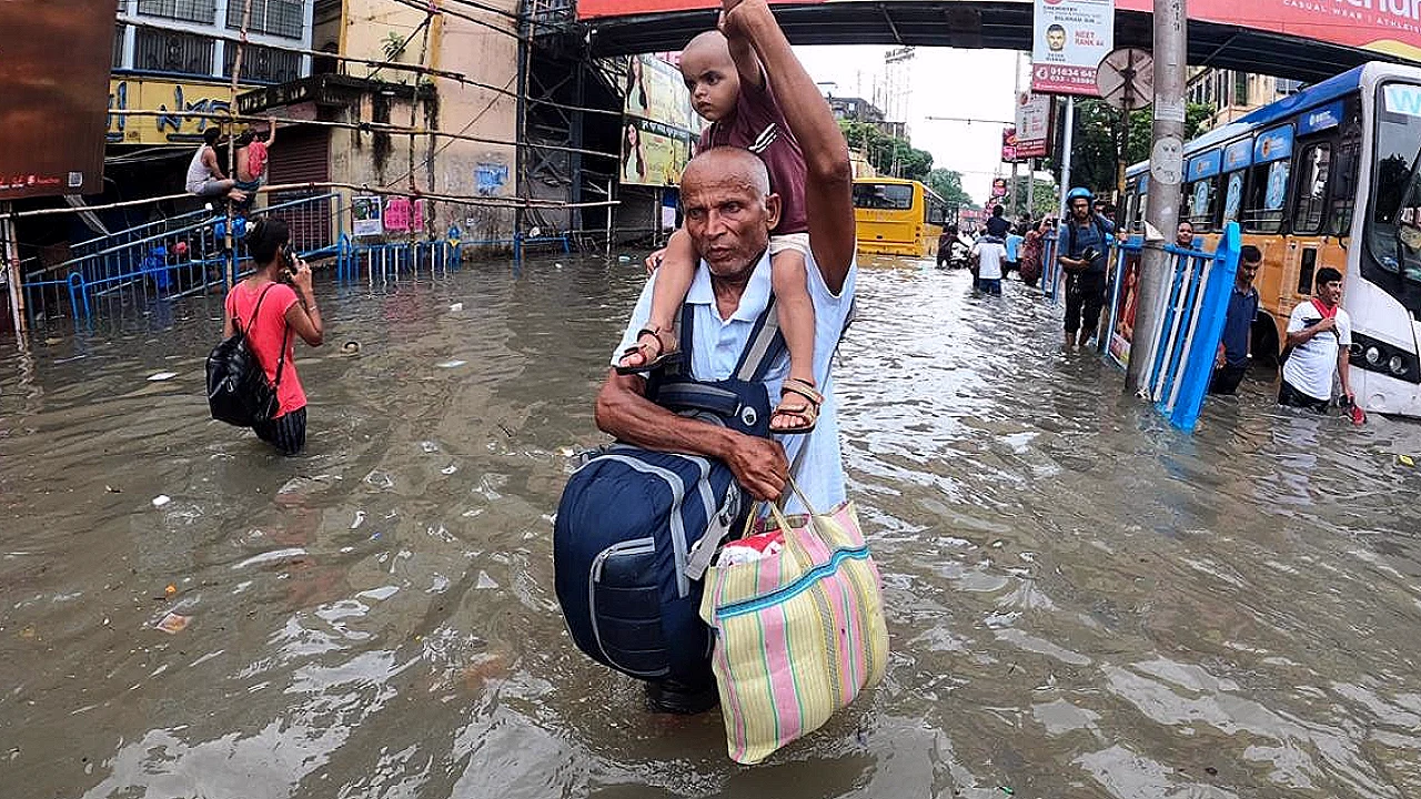 Hindistan'da Şiddetli Hava Koşulları: 27 Kişi Hayatını Kaybetti