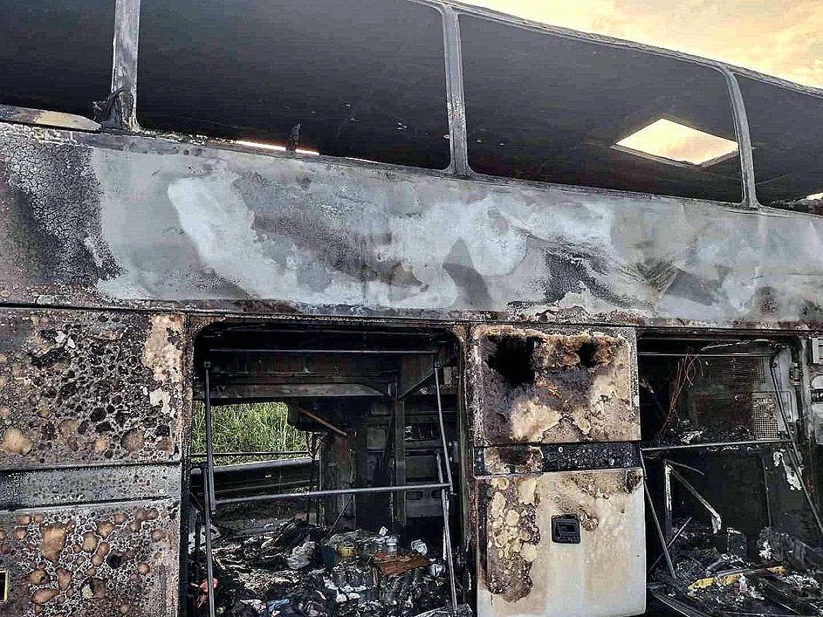 İzmir'den İstanbul'a Giden Tur Otobüsü Tuzla'da Alev Aldı