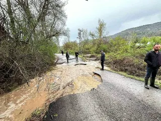 Karabük'te Sağanak ve Dolu Afeti: Sel Suları 3 Kişiyi Mahsur Bıraktı