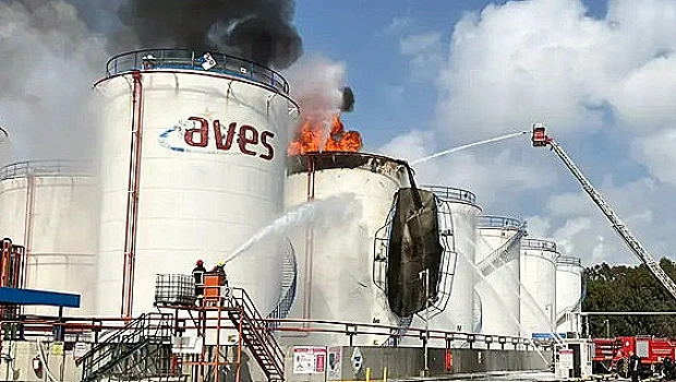 Mersin'deki Yakıt Tankı Yangınına Müdahale Edildi
