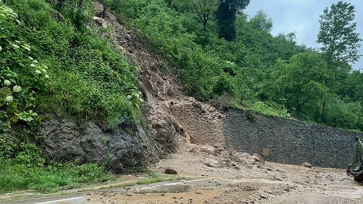 Ordu'da Sağanak Yağış ve Heyelan: Fatsa-Aybastı Kara Yolu Ulaşıma Kapandı