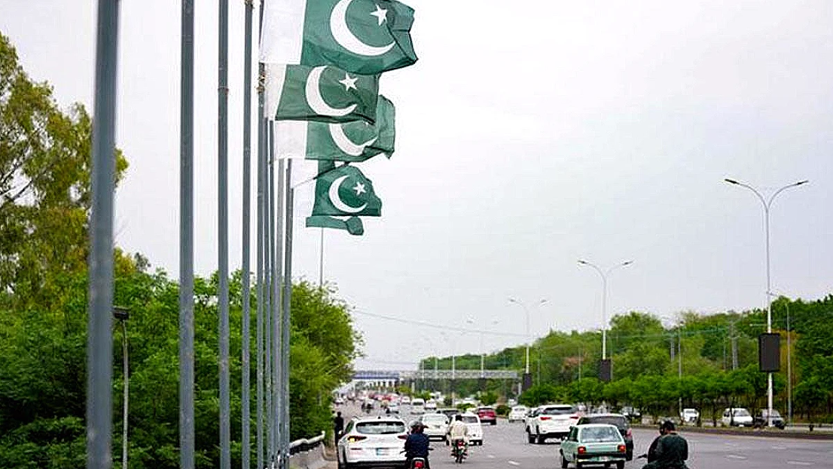 Pakistan'da Bombalı Araç Saldırısı: 12 Polis Hayatını Kaybetti