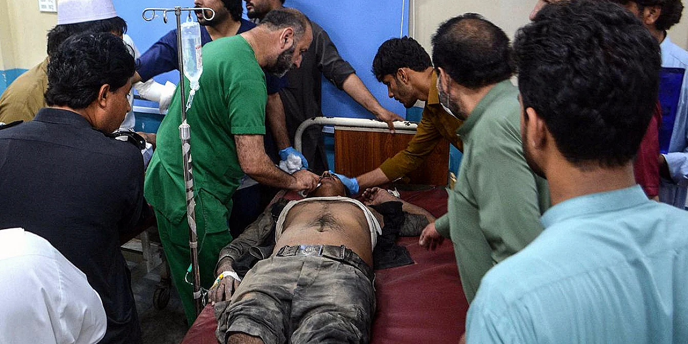 Pakistan'da Polis Karakoluna Saldırı: 14 Polis Hayatını Kaybetti