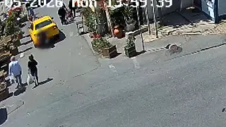 Şişli'de Geri Manevra Yapan Taksi, Yürüyen Kadının Altında Kaldı